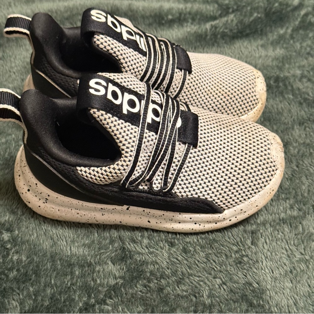KIDS ADIDAS SIZE 9K - Picture 2 of 7